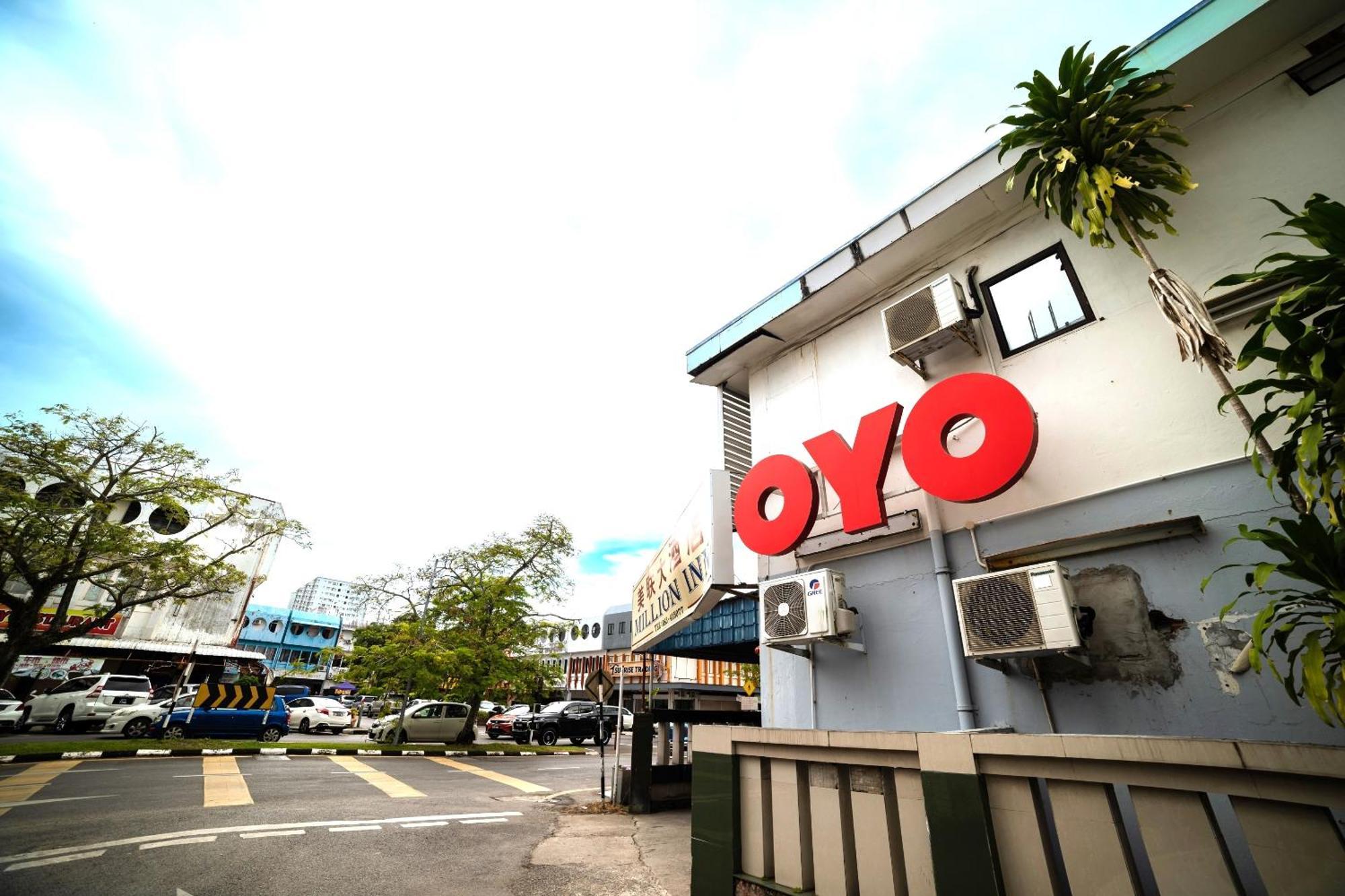 Oyo 90208 Milion Inn Miri Buitenkant foto